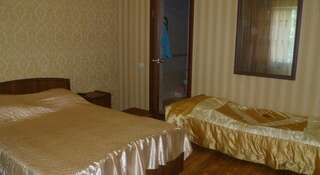 Гостиница Гостевой дом «У Натали» Джубга Двухместный номер с 1 двуспальной кроватью и дополнительной кроватью-3